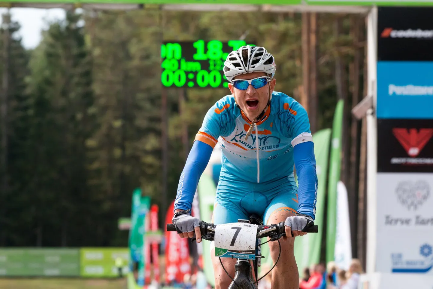 Peeter Tarvis Tartu Rattamaratoni võitjana finišis.