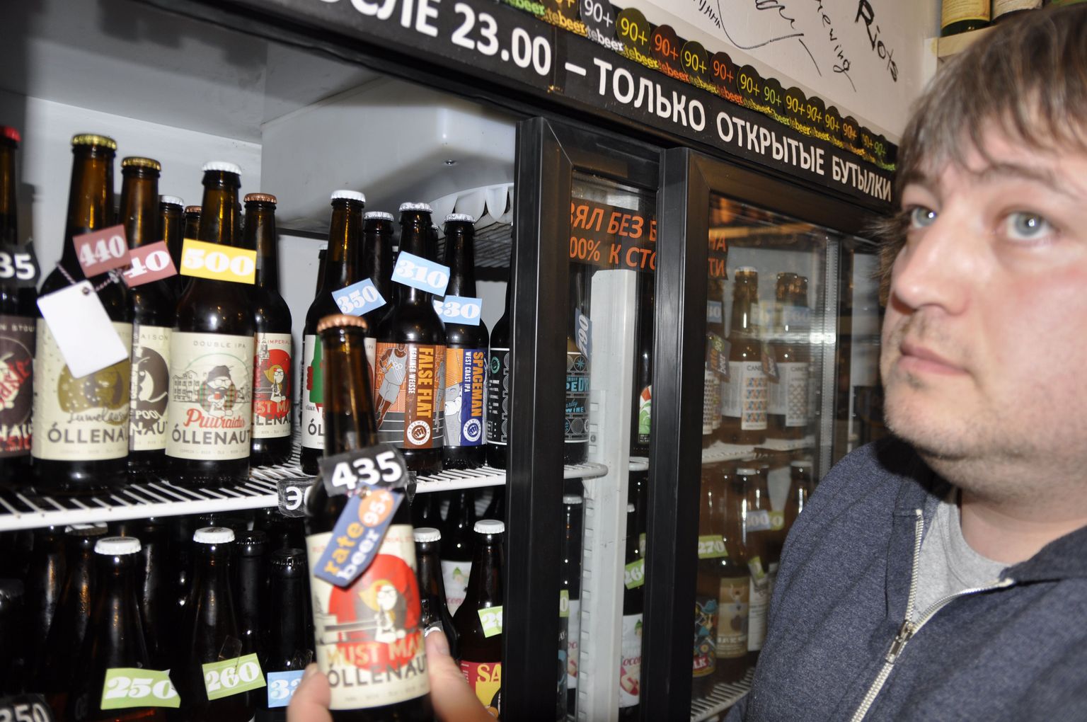 Marat Sattarov näitab Eesti õllesid Moskva vanimas ja seni parimas käsitööõllede baaris Craft RePublic, kus neile on külmkapis ette nähtud kohe eraldi sildiga «korrus.»