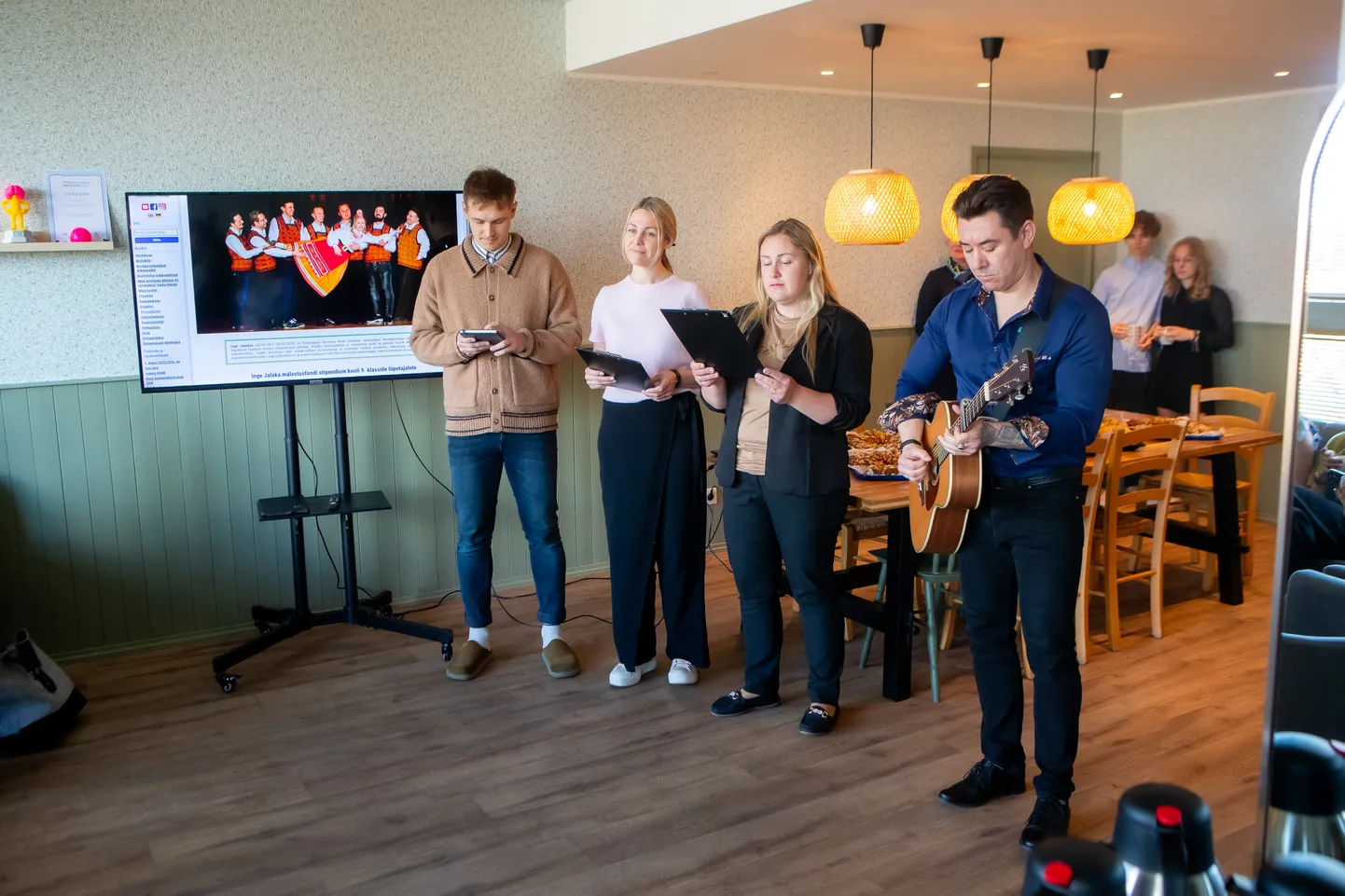 Inge Jalaka mälestusfond avati südamliku lauluga. Vasakult: Mihkel Vendel, Lelet Aavik-Part, Liisa Toomsalu, Renat Ränk