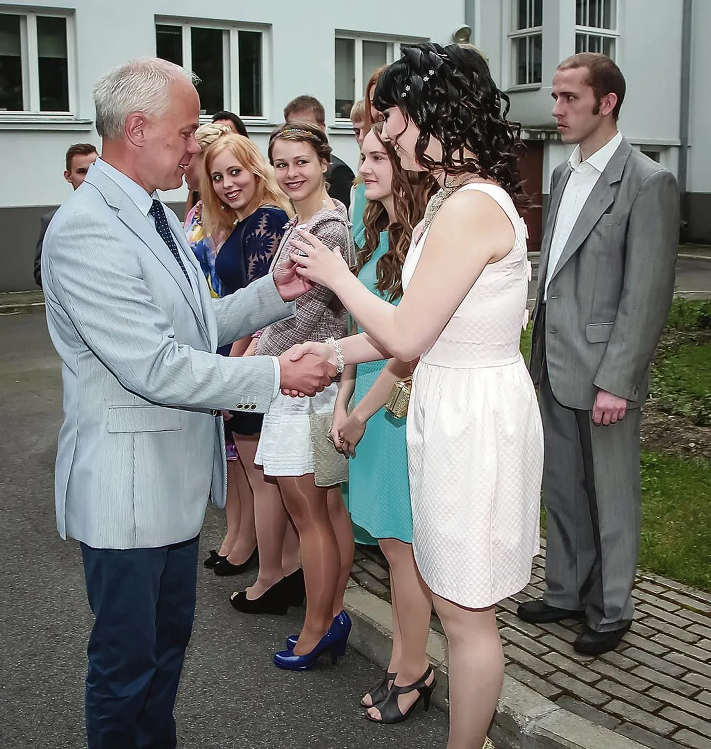 “Teie olete need, kes näitavad Pärnu linna selle kõige paremast küljest. Teie kujundate meie linna homse näo,” ütles linnapea Toomas Kivimägi eile linnavalitsuse hoovil tublimaid Pärnu koolilõpetajaid Tallinna presidendi vastuvõtule saates. Kadriorgu minejad said kingiks Pärnu märgid.
