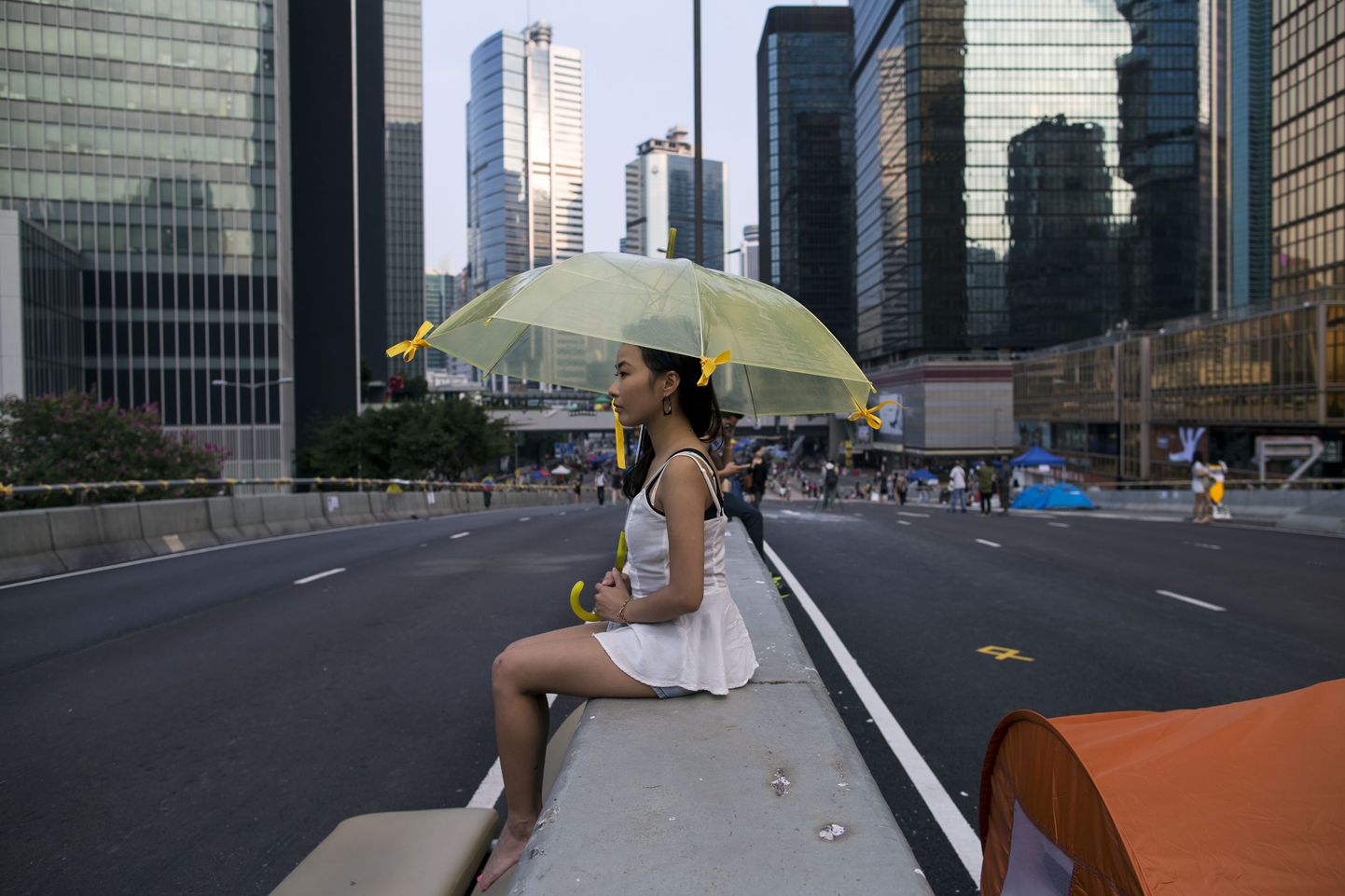 Tudengineiu, kes jätkab visalt protestiaktsiooni. Hongkongi meeleavaldusi kutsutakse vihmavarjurevolutsiooniks ning vihmavarjudest on saanud selle sümbol.