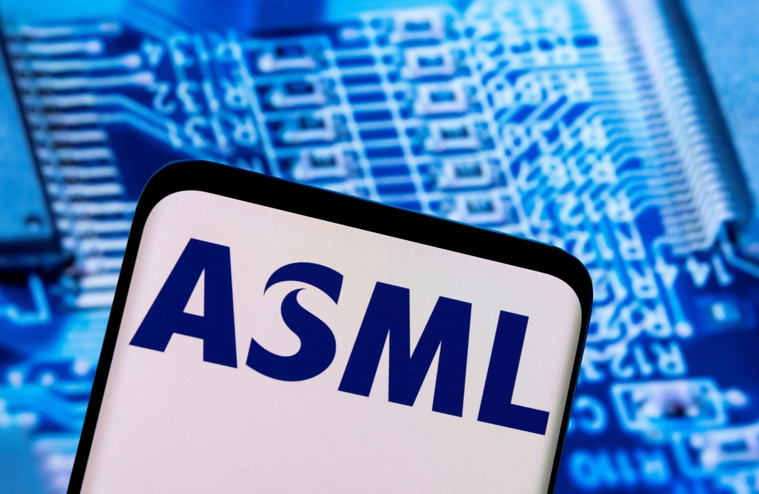 Mikrokiipe tootva ettevõtte ASML logo.