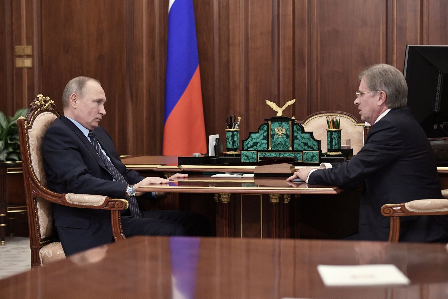 Venemaa president Vladimir Putin (vasakul) ja Aerofloti peadirektor Vitali Saveljev räägivad 28. detsembril Kremlis seitse senti maksvatest jagpalli MMi lennupiletutest.
