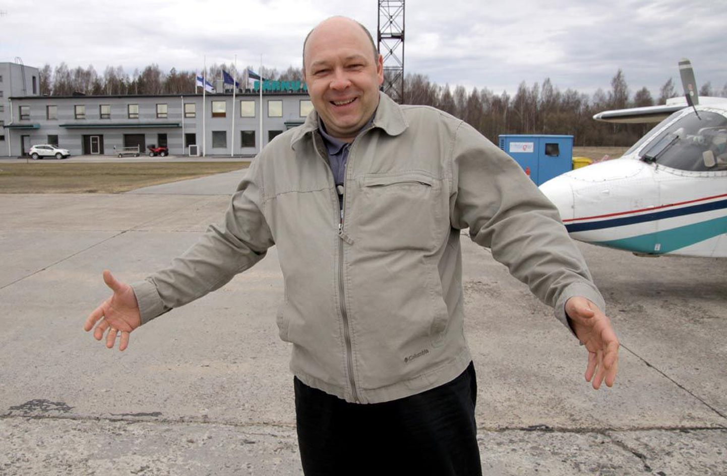 Pärnu lennujaama juhataja Erki Teemägi laiutab käsi: lennuväli vajab renoveerimist, kui raha selleks pole. Asfaldiaukude lappimisega saadakse seni siiski hakkama.