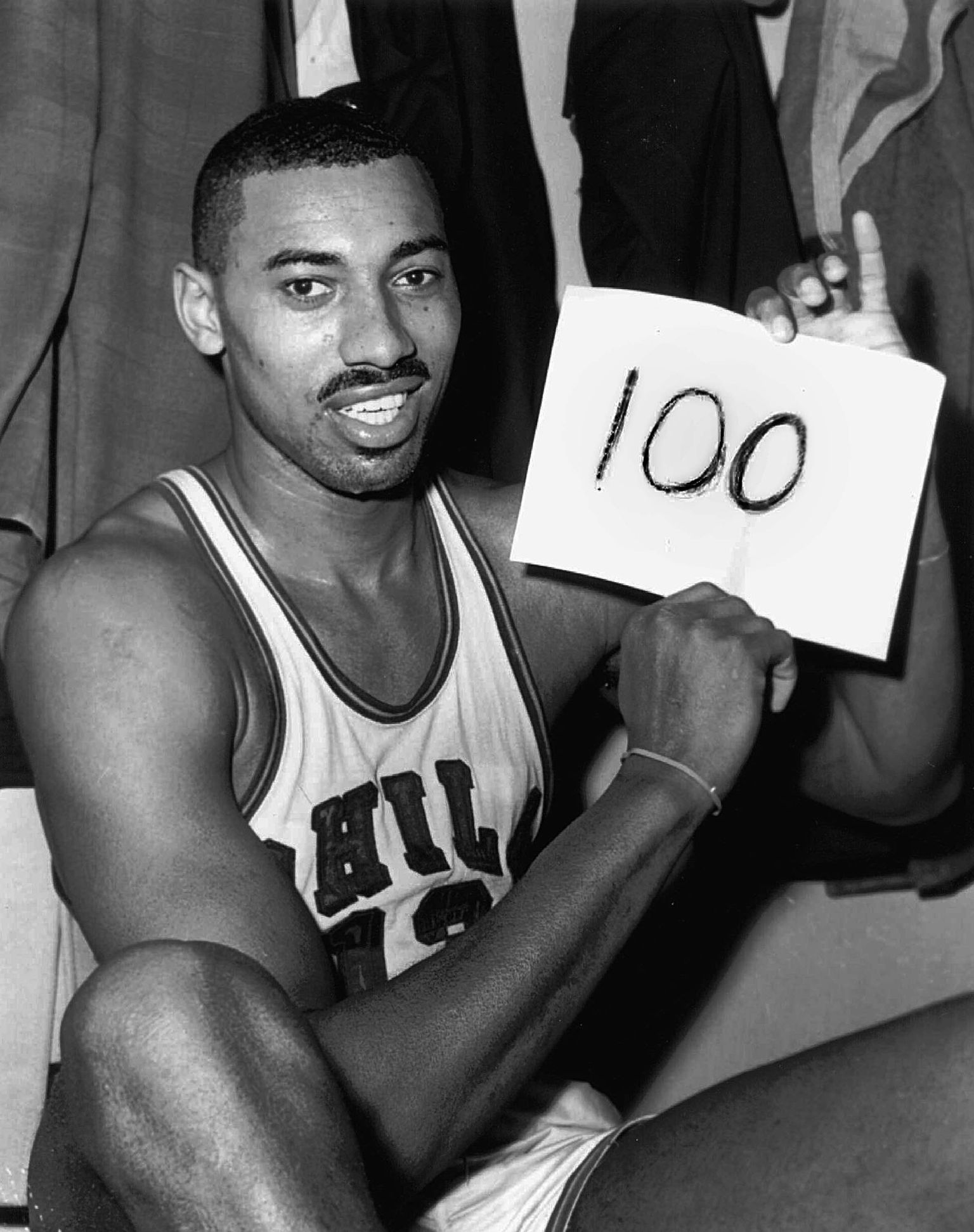 2. märts 1962. Wilt Chamberlain Philadelphia Warriorsist hoiab silti «100» pärast 100 punkti viskamist New York Knicksi vastu