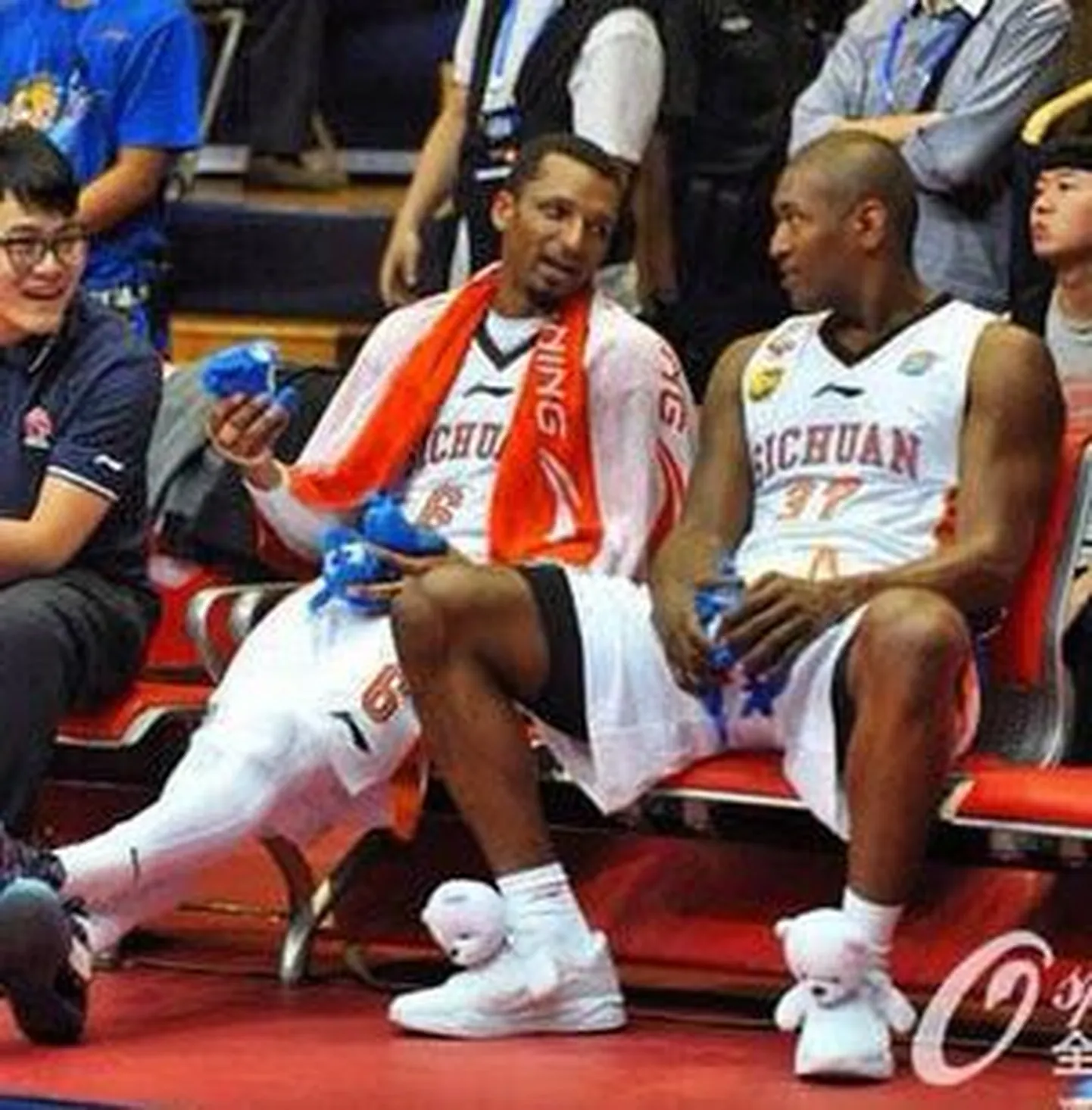 Metta World Peace oma uute jalanõudega.