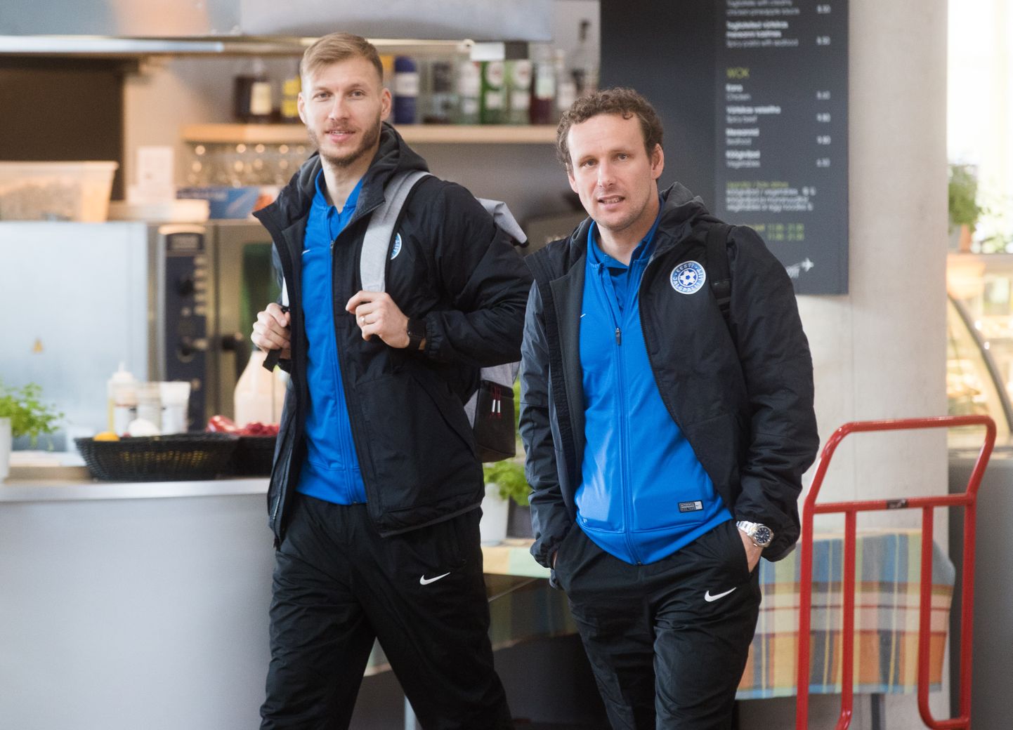 Eesti jalgpallikoondis kogunes Tallinna lennujaamas. Pildil Ragnar Klavan (vasakul) ja Konstantin Vassiljev.