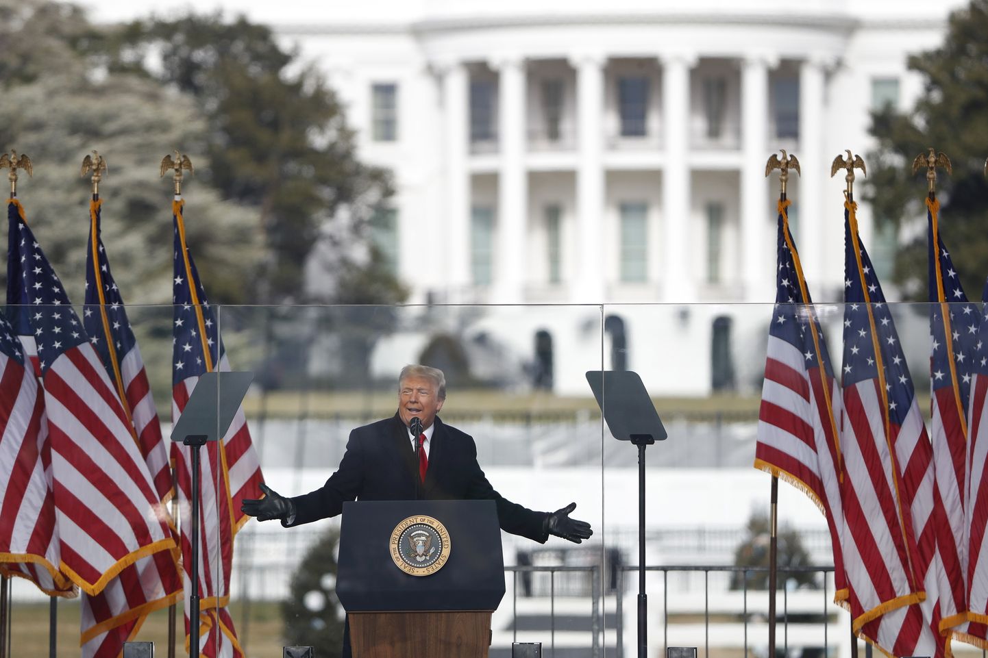 ASV aizejošais prezidents Donalds Tramps uzrunā savus atbalstītājus Vašingtonā