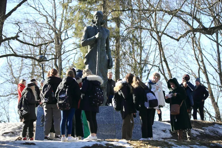 В прошлом году 14 марта отмечали День родного языка у памятника Кристьяну Яаку Петерсону на Тоомемяги в Тарту.