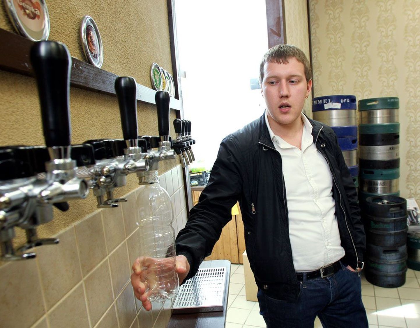 Aleks Verner näitab OÜ Elav Õlu müügileti juures, kuidas käib pastöriseerimata ja filtreerimata õlle laskmine plastpudelisse.