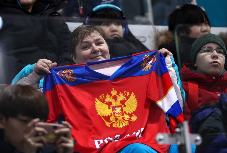 Anastasia Brõzgalova ja Aleksandr Krušelnitski kandsid curlingusaalis mustvalget vormi. Küll aga lehvisid Venemaa lipuvärvid tribüünil.