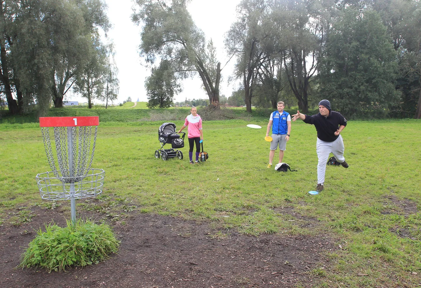 Discgolfimängijad Tähtvere dendropargis.