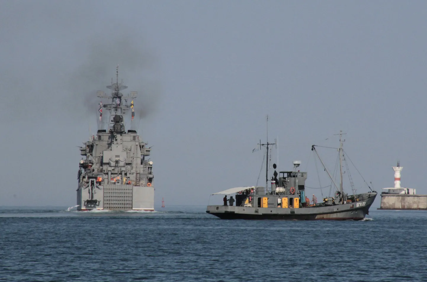 Vene dessantlaev Caesar Kunikov (vasakul) lahkumas Ukrainas asuvast Sevastopoli sadamast
