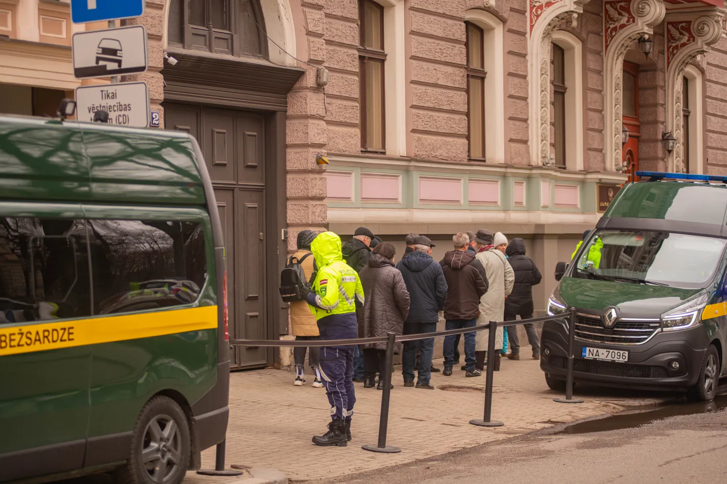 Krievijas vēstniecībā Rīgā turpinās balsošana Krievijas prezidenta "vēlēšanās"