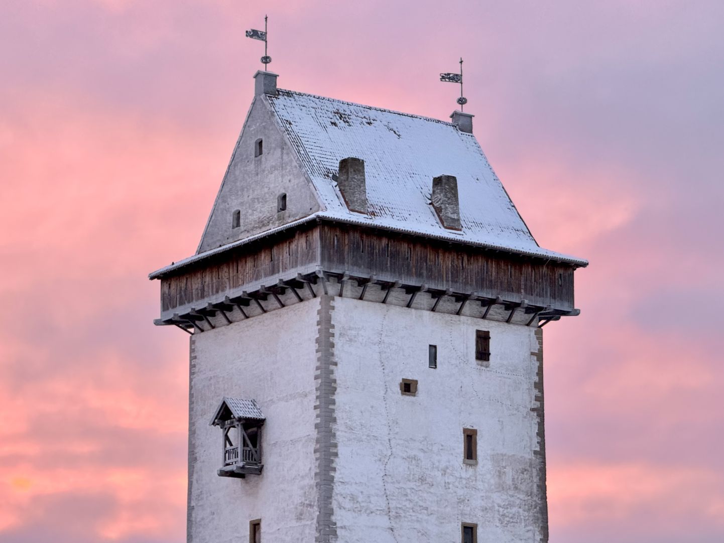 Вид на Нарвский замок и ее башню Длинный Герман со стороны Петербургского шоссе.