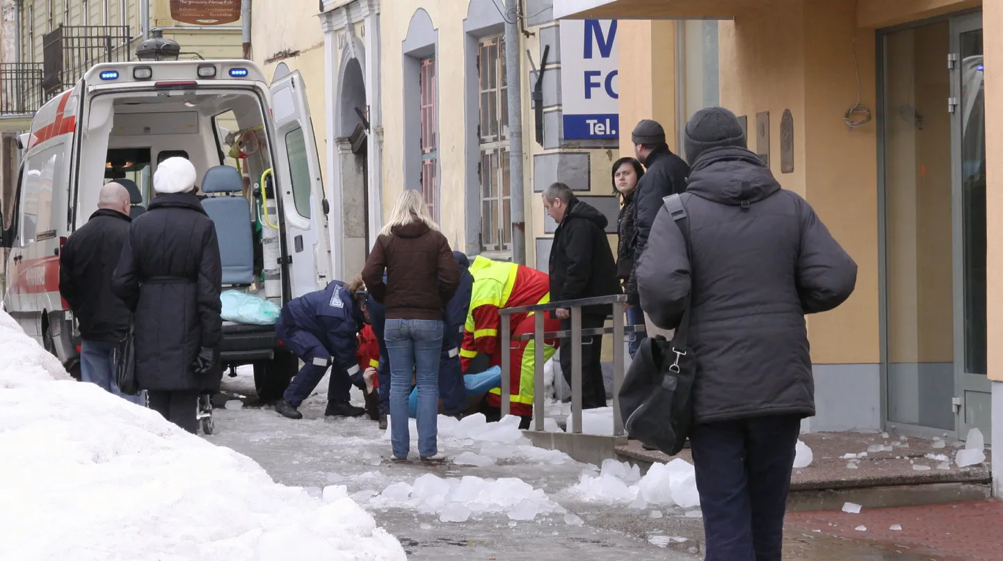 Pärnus Uus 1 maja katuselt kukkus märtsis naisele jääkamakas pähe.