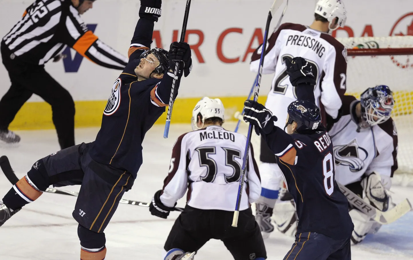 Edmonton Oilersi mängija Ryan Potulny (vasakul) rõõmustab koos meeskonnakaaslase Liam Reddoxiga enda löödud värava üle.