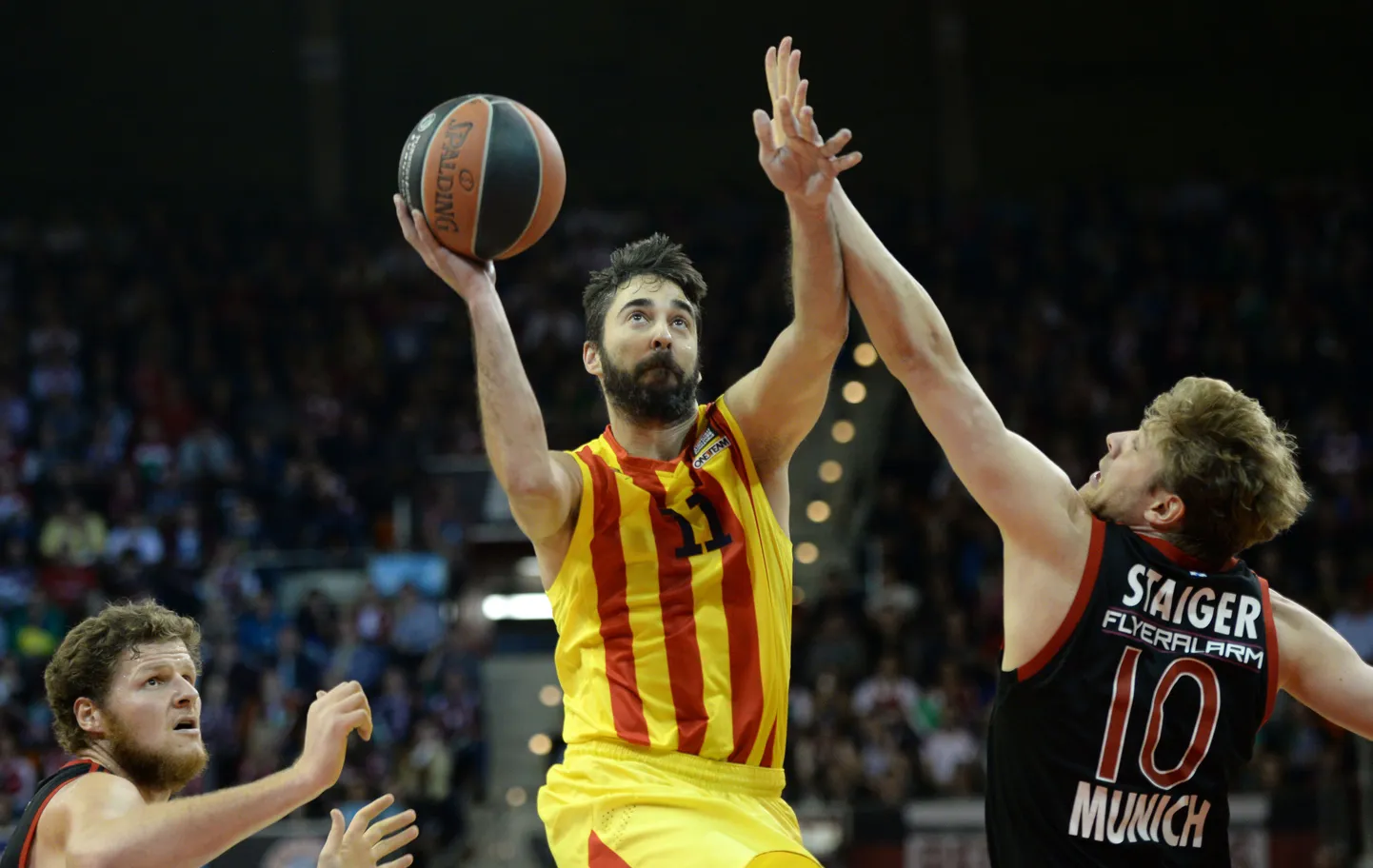 Juan Carlos Navarro (palliga) kohtumises Müncheni Bayerni vastu.