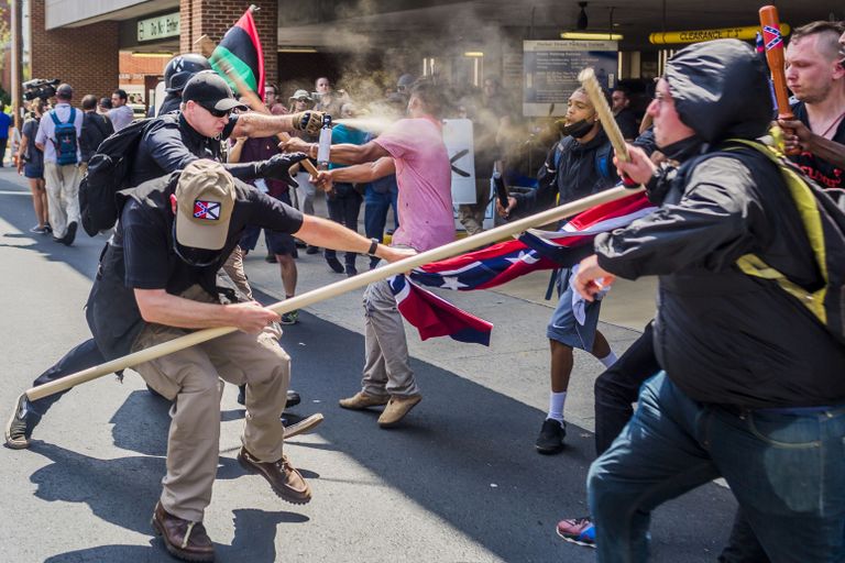 USAs Virginia osariigis asuvas Charlottesville'i linnas puhkesid kokkupõrked paremäärmuslaste ja rassismi vastu protestinute vahel.