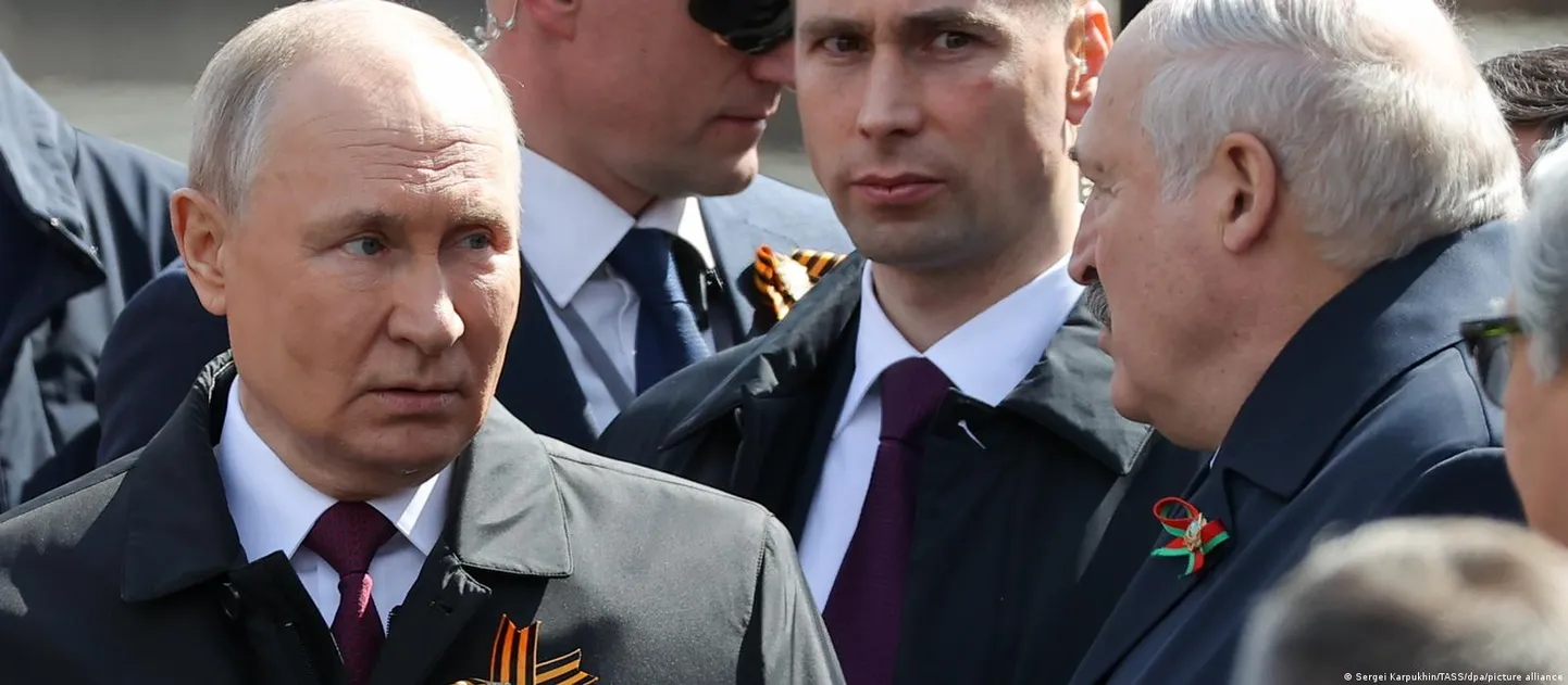 Владимир Путин и Александр Лукашенко во время парада на Красной площади