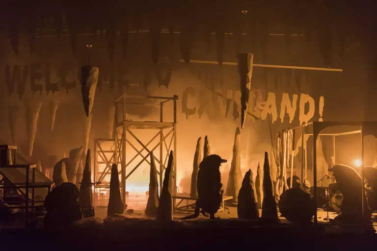 Philippe Quesne lavastus «The Night of the Moles (Welcome to Caveland!)», foto