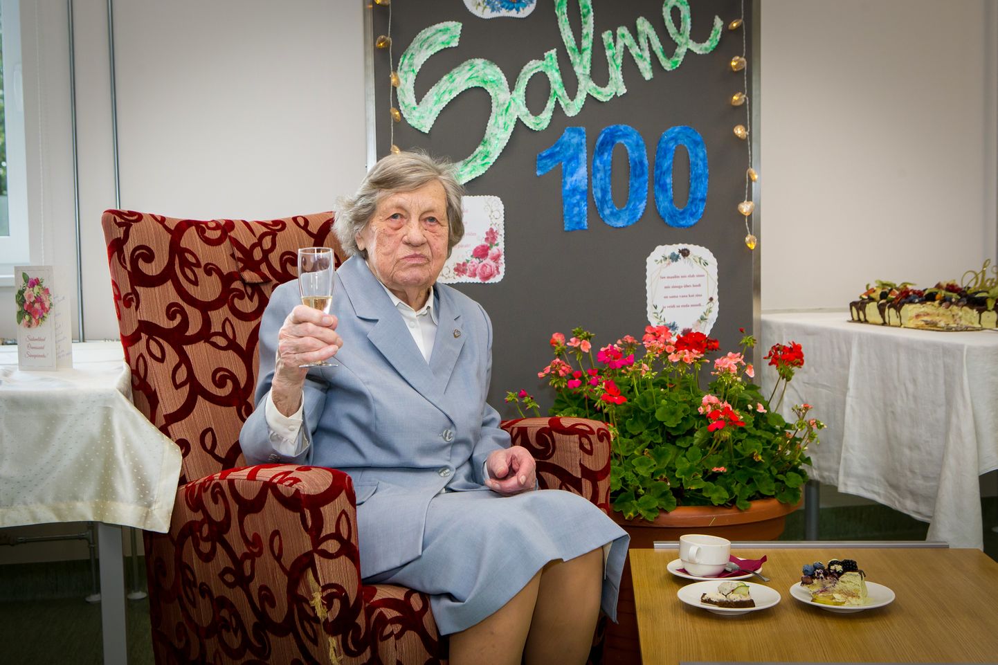 ELUTÖÖ TEHTUD HAIGLAS: Saaremaa haigla hooldekodus istus eile aukohal oma elutöö haiglas kokana teinud Selma Leesi, kes tähistas oma 100-ndat sünnipäeva.