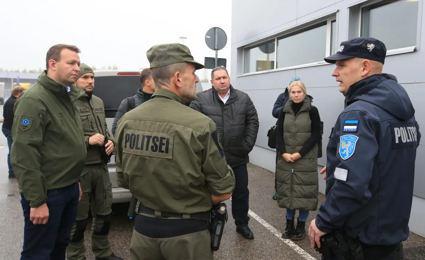 04.10.2022, Luhamaa
Sõjapõgenikud Ukrainast Luhamaa piiripunktis
Pildil Peter Maran (ees paremal), Paavo Mikson (ees vasakul), EV siseminister Lauri Läänemets (vasakul), Egert Belitšev (taga vasakul)
Foto Margus Ansu, Tartu Postimees