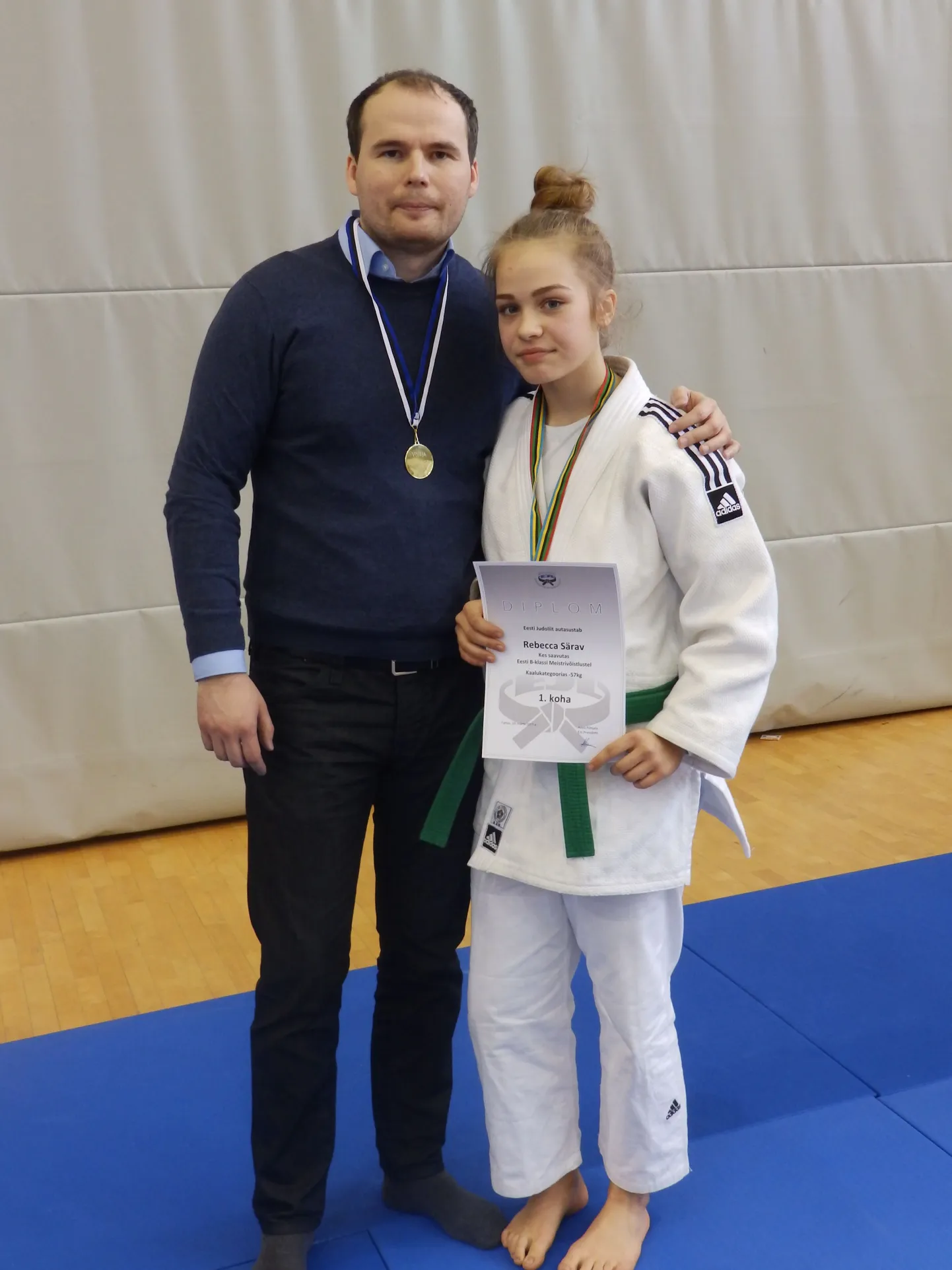Rebecca Särav koos treener Asko Loogaga.