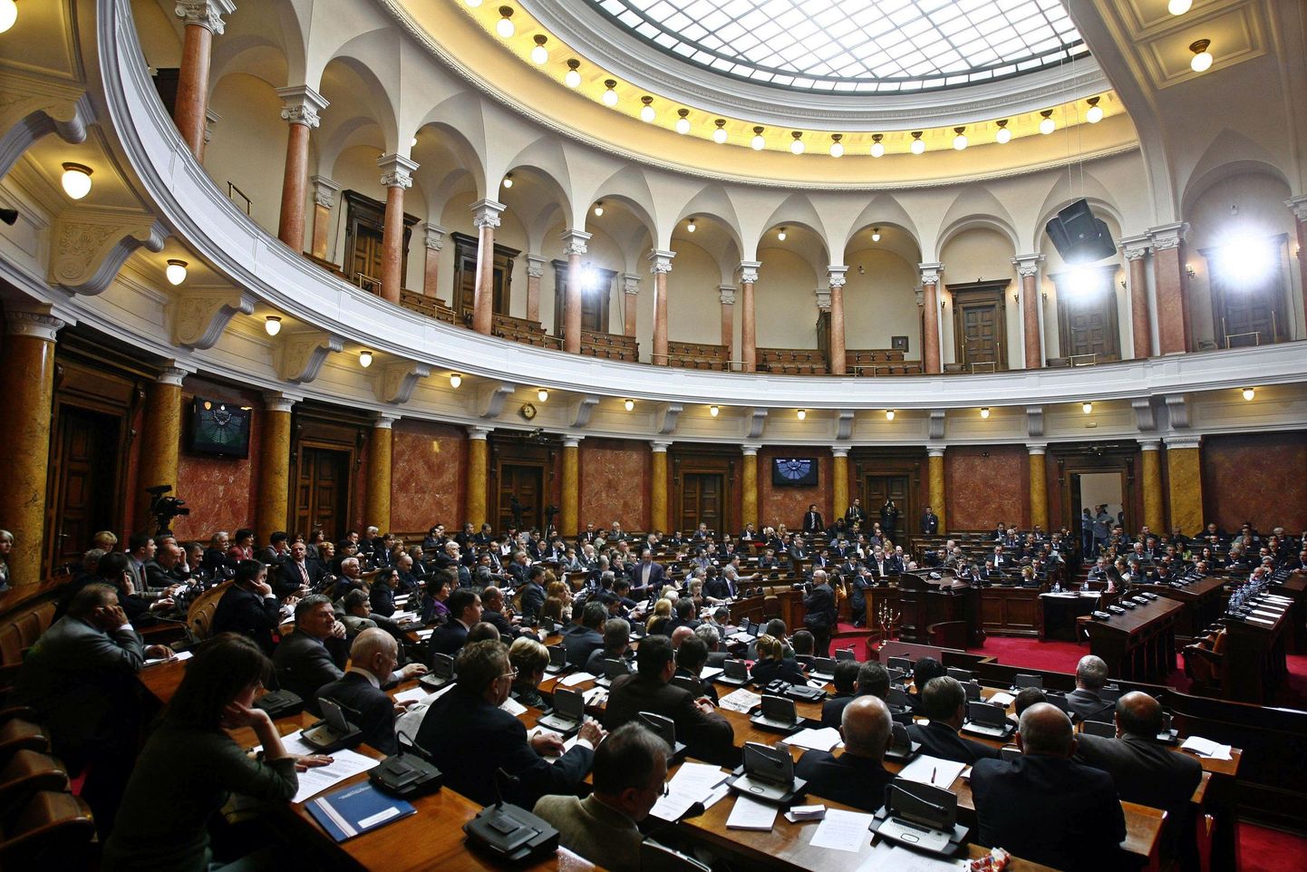 Serbia seadusandjad eile parlamendiistungil.