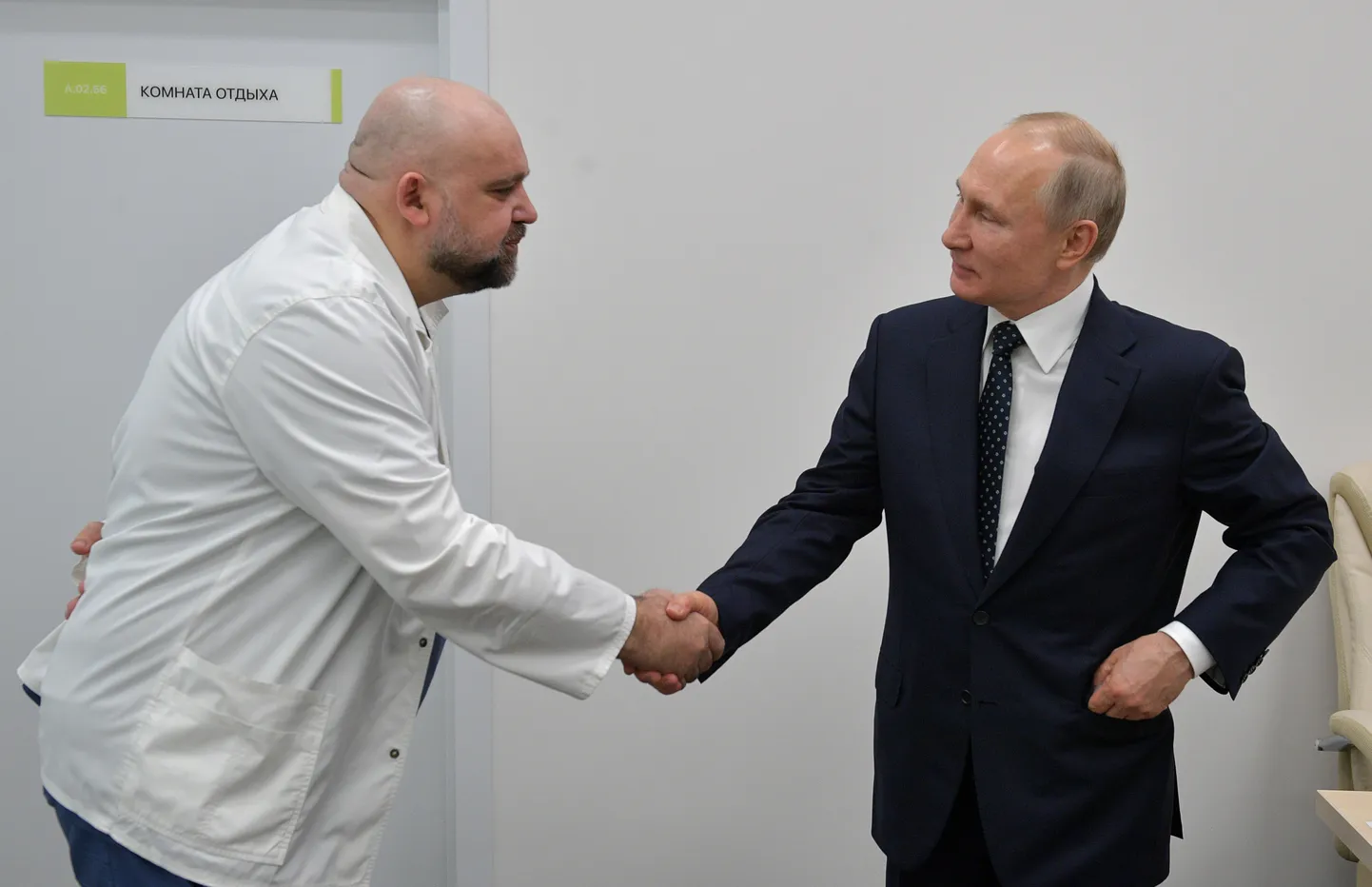 Venemaa president Vladimir Putin kätles 24. märtsil 2020 arsti Deniss Protsenkoga, kellel hiljem diagnoositi koroonaviirus