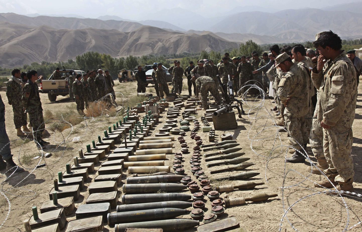 Afgaani politseinikud ja sõjaväelased septembri lõpus Baghlani Talibanilt kätte saadud laskemoonaga.