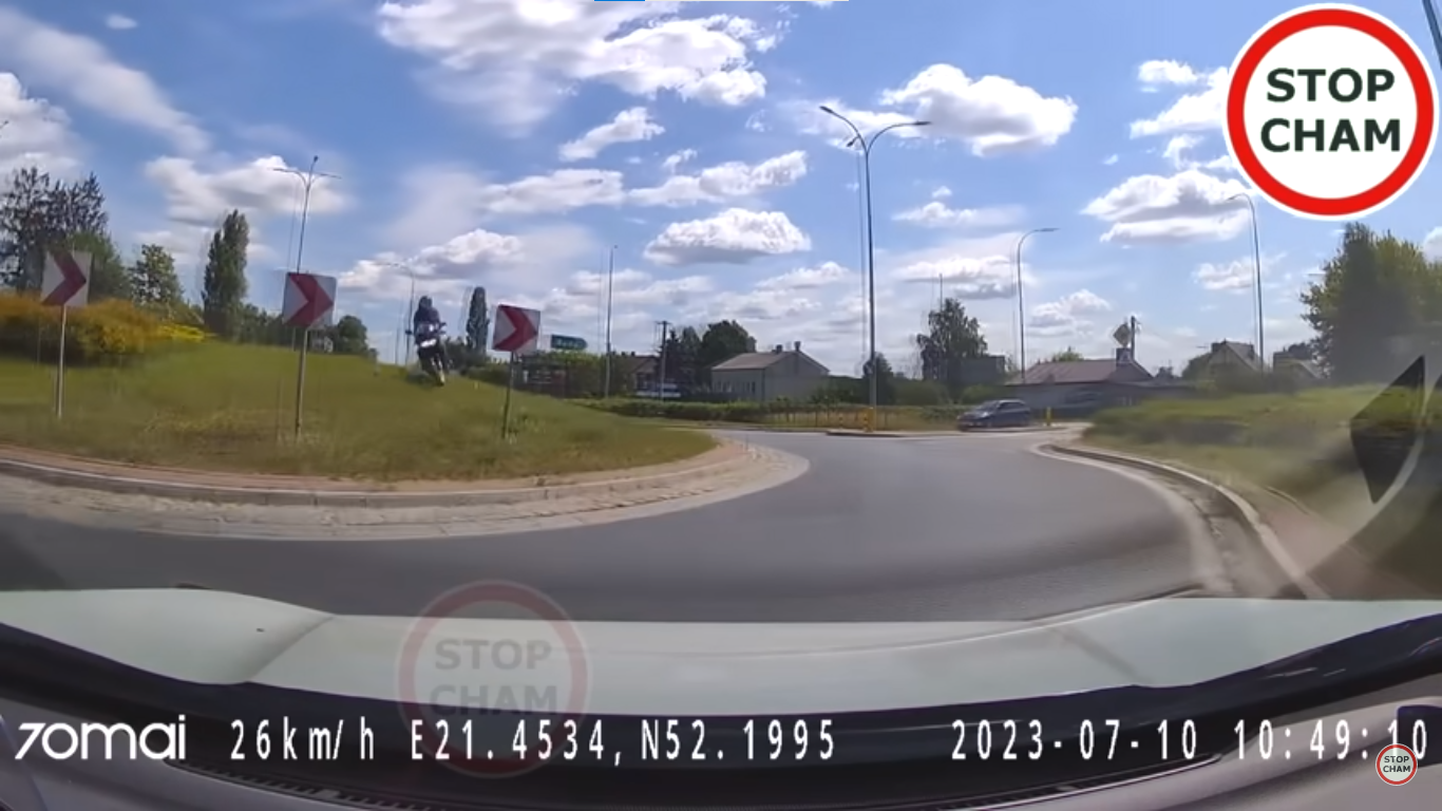 В Польше пьяный мотоциклист, спасаясь от полиции, "перелетел" через круговой перекресток