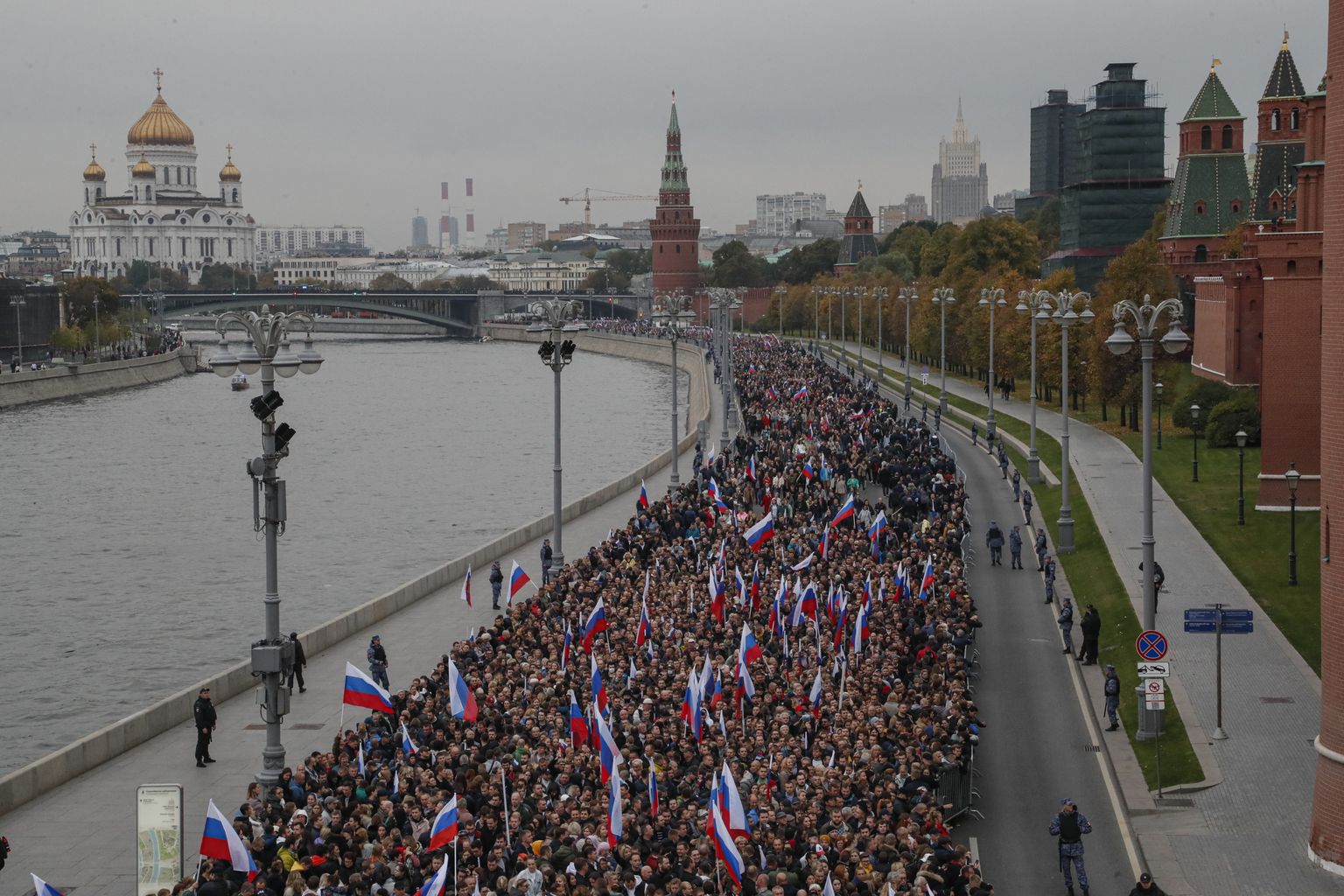 Cilvēku pūlis Maskavā, kas svin četru Ukrainas apgabalu aneksiju.