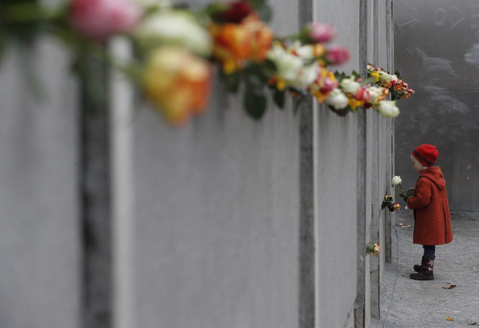 25 aasta taguseid sündmusi Berliinis meenutasid lilled säilinud müüriplokkide vahel.