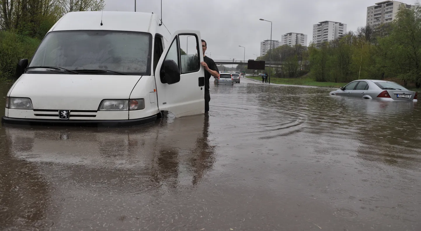 Ilmateenistus hoiatab suurest sajuhulgast tingitud kohalike üleujutuste eest. Pildil Laagna tee Tallinnas 2012. aastal pärast suurt vihmasadu.