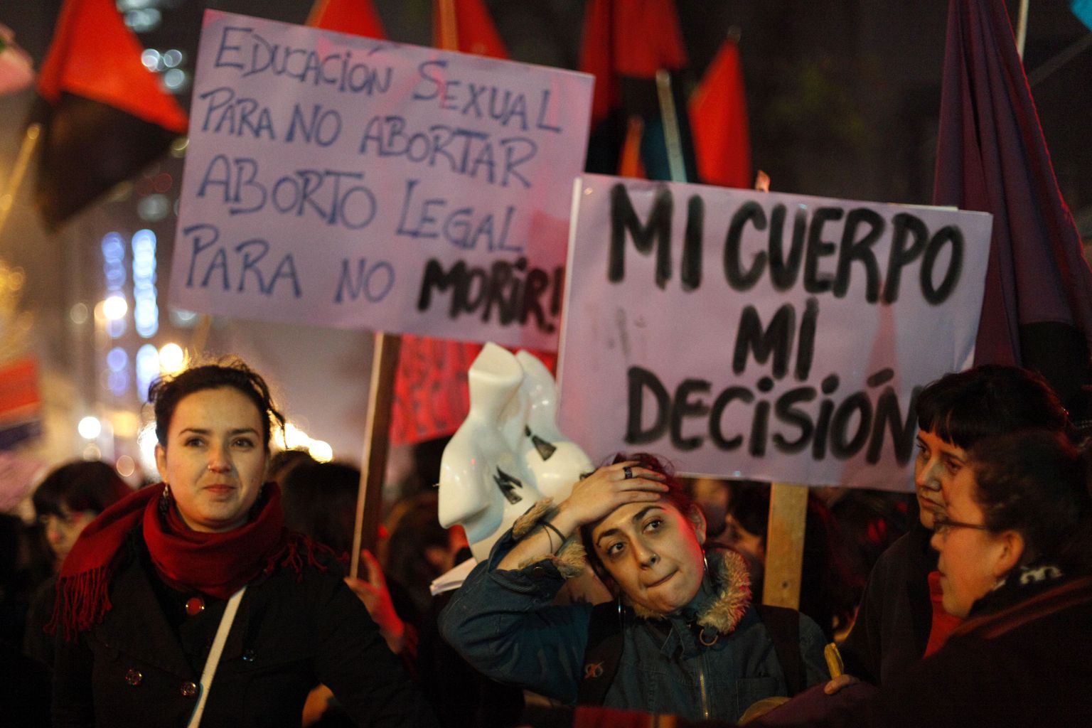 Naised El Salvadori pealinna tänavatel nõuavad seaduslikke ja ohutuid aborte.