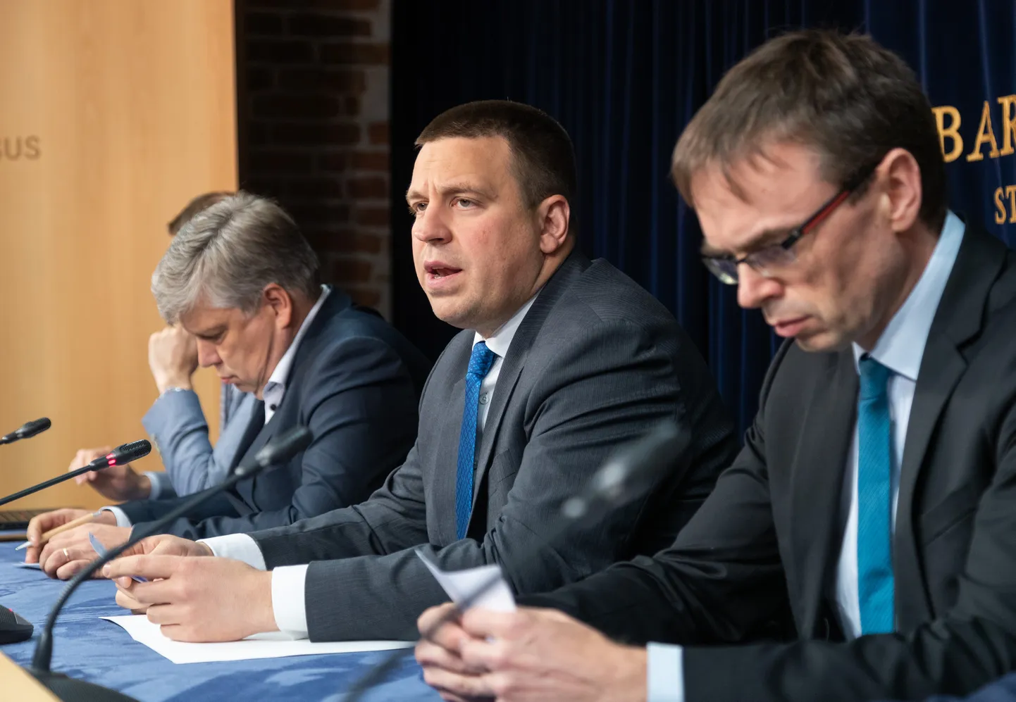 Премьер-министр Эстонии Юри Ратас (в центре).