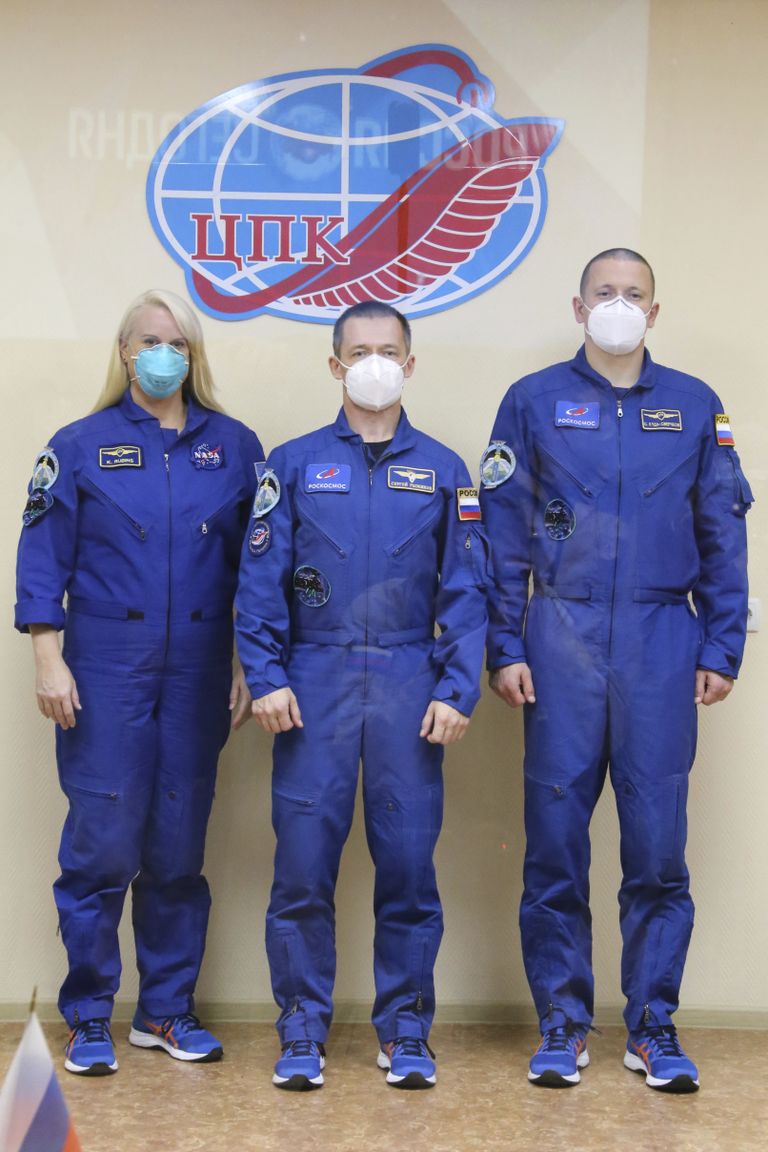 "Roskosmos" astronauti Sergejs Rižkovs, Sergejs Kuģs-Sverčkovs un ASV Nacionālās aeronautikas un kosmosa pārvaldes (NASA) astronaute Ketlīna Rubinsa.