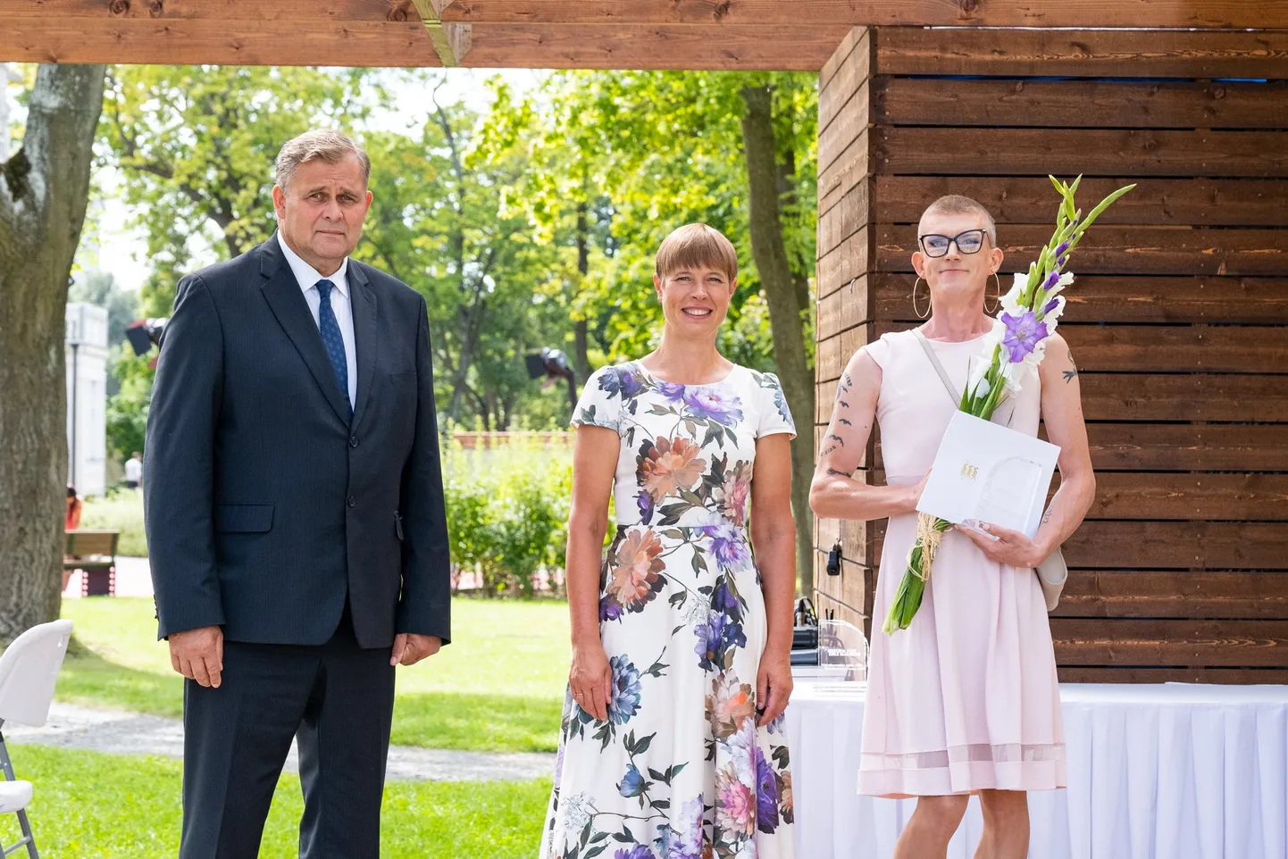 Aasta loetuimas arvamusloos kirjutas Vahur Kersna: «rohkem kui eales varem sisaldub presidendi tänavusel vastuvõtul osalemises või mitteosalemises sõnum, selles väljendub selge statement.» Täpselt nii kujuneski. Fotol Vabariigi President ja justiitsminister tunnustasid kirjanik Mikk Pärnitsat vägivallaennetuse eest.
