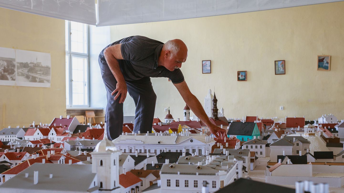Федор Шанцын и его картонный макет старой Нарвы, расположенный в нарвской ратуше.
