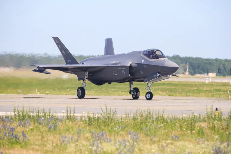 F-35 hävitaja Ämari lennubaasis.