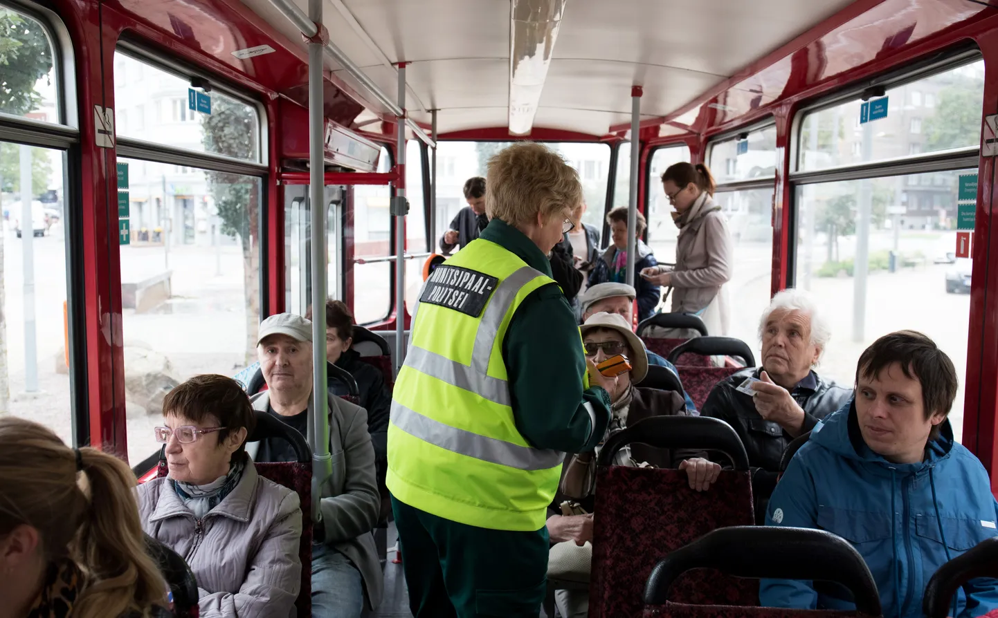 : MUPO REID, MUNITSIPAALPOLITSEI, TRAMM, ÜHISTRANSPORT, PABERI TRAAMIPEATUS, ÜHISKAART, VALIDEERIMINE : TALLINN, EESTI : 24AUG17

Mupo reid, piletikontroll. 

lt/: Foto: LIIS TREIMANN