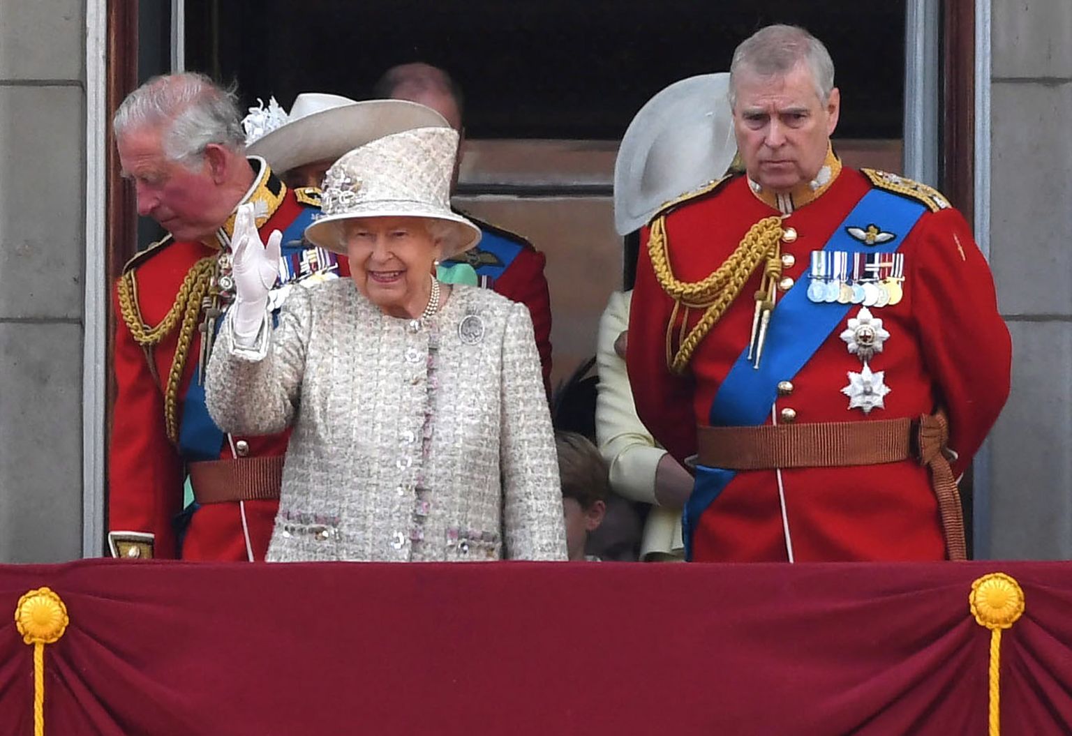 Kuninganna Elizabeth II ja prints Andrew (esiplaanil)  koos teiste pereliikmetega Buckinghami palee rõdul 8. juunil 2019