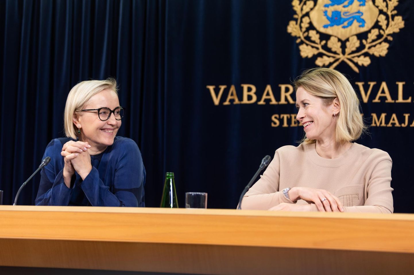 Haridus- ja teadusminister Kristina Kallas (vasakul) ning peaminister Kaja Kallas pidid pressikonverentsil selgitama, miks nad ei suutnud õpetajate palgalisa riigieelarvesse lisada.