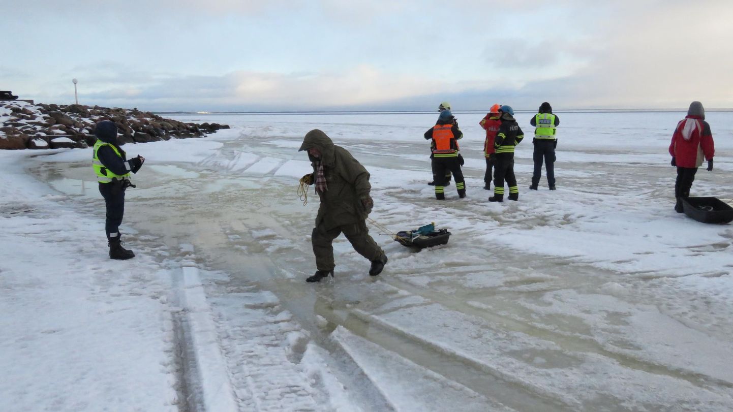 Operatiivteenistused reageerisid jääpangale lõksu jäänud kalastajate juhtumile täie tõsidusega. Mõnegi õngitseja arvates polnud olukord aga kuigi ohtlik.