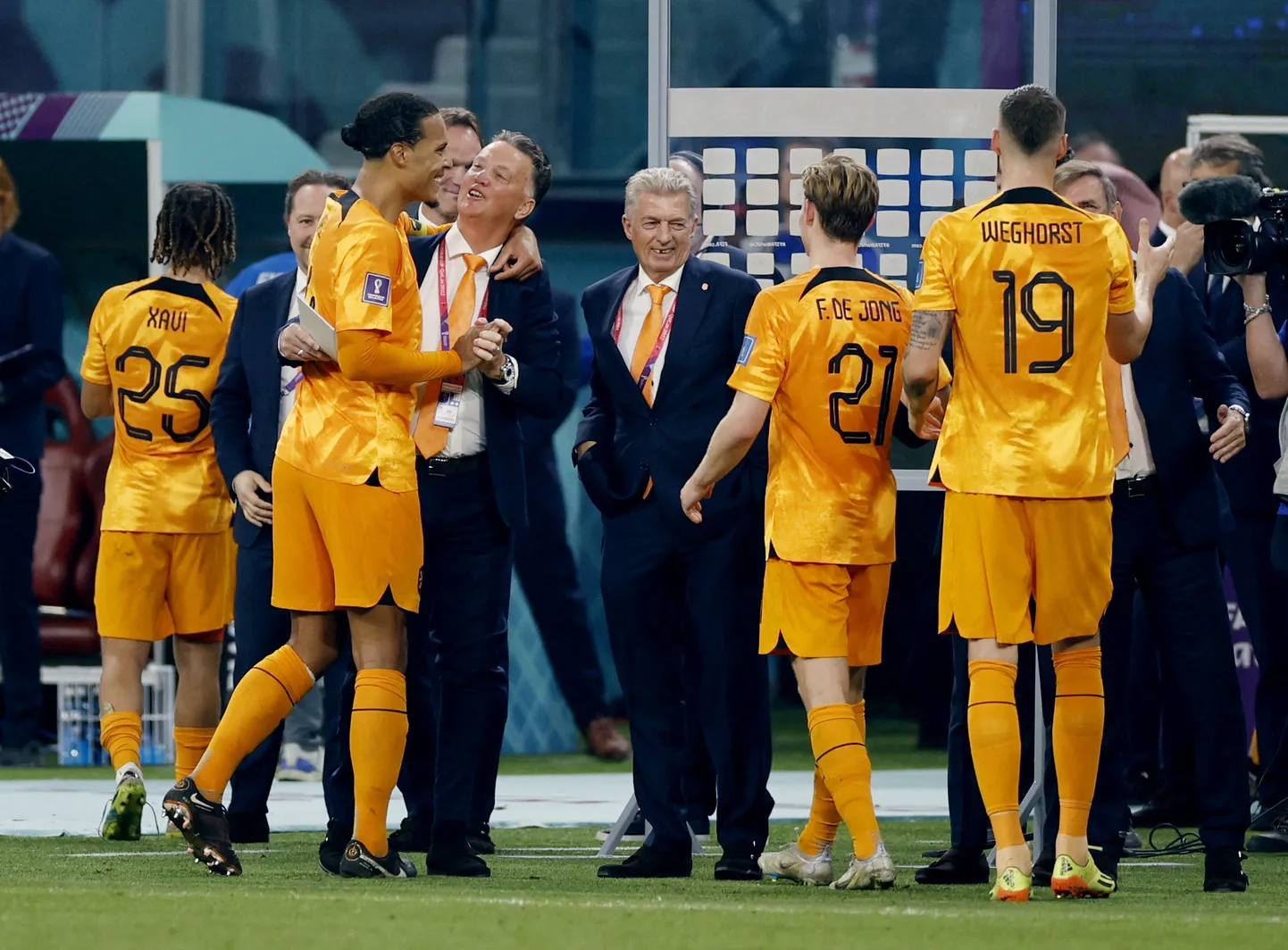 Virgil van Dijk (vasakul) kallistamas Hollandi peatreener Louis van Gaali.