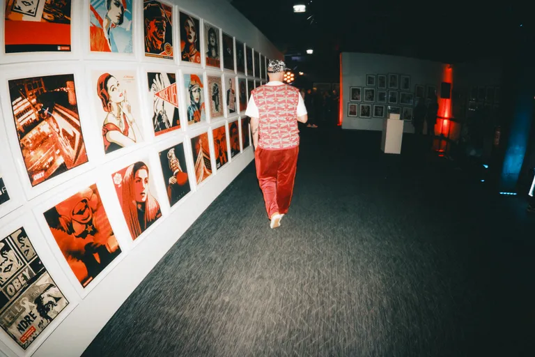 Fotografiska avas maailmakuulsa tänavakunstniku näituse raju peoga.