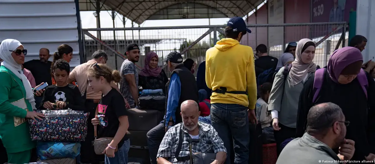 Жители сектора Газа у КПП "Рафах" на границе с Египтом