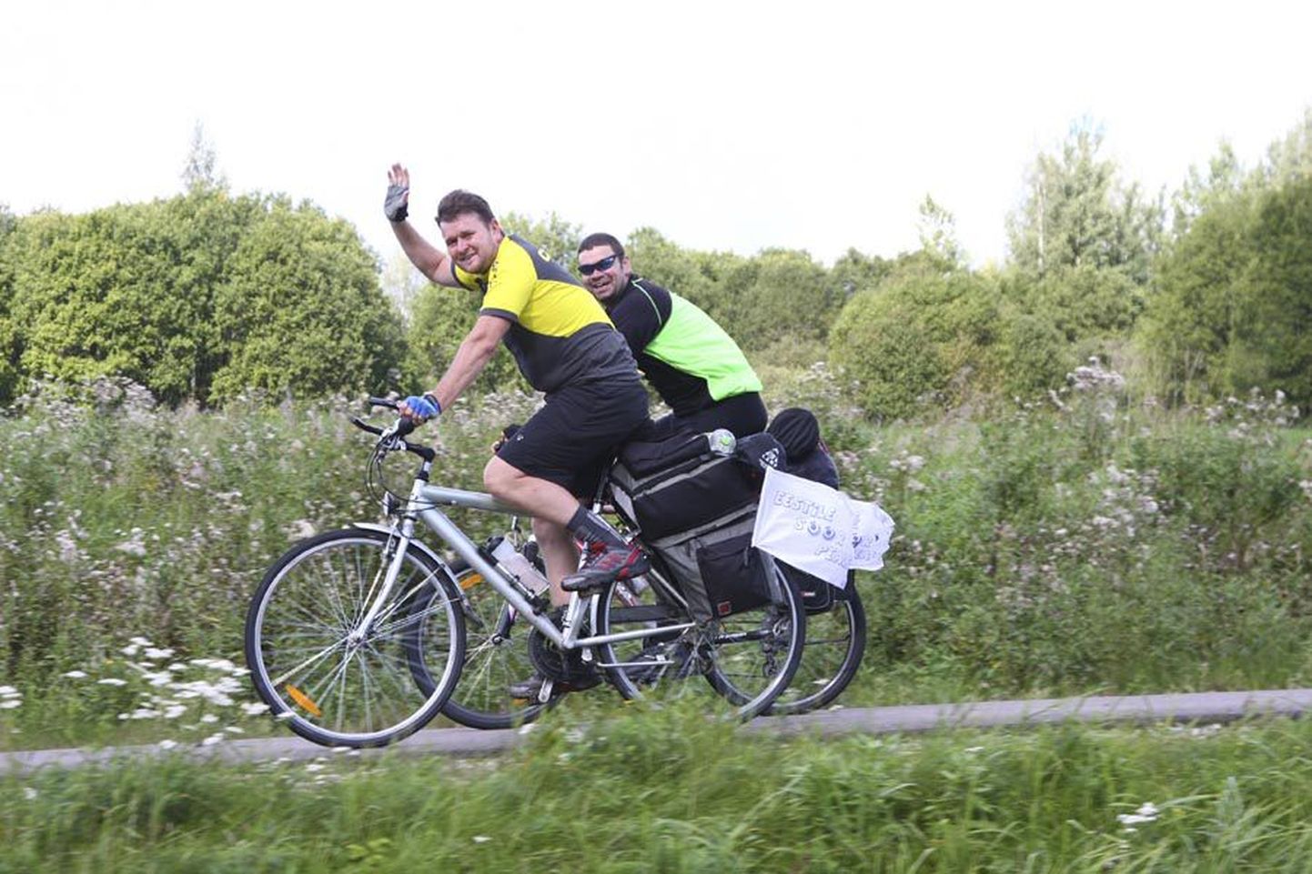 Ettevõtja Asko Berens (kollases särgis) ja riigiametnik Fred Veldermann pedaalivad üheteistkümne päevaga läbi tuhat kilomeetrit.
