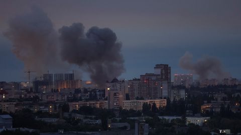 Krievija pret Ukrainu raidījusi apjomīgu gaisa uzbrukumu; lielākais trieciens dots Kijivai